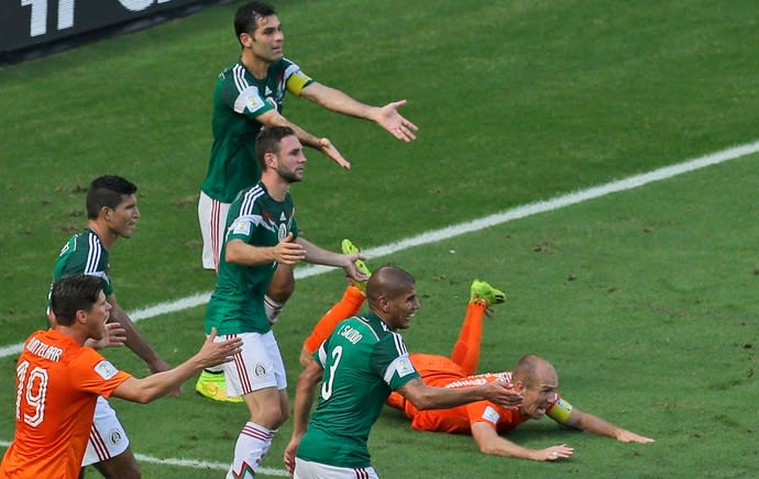 [COPA 2014] Robben se desculpa por cavada no início, mas diz ter sofrido pênalti no fim