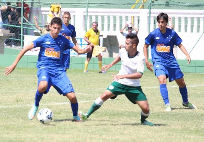 Zagueiro acerta chutaço no fim e dá empate ao Palmeiras contra o Cruzeiro