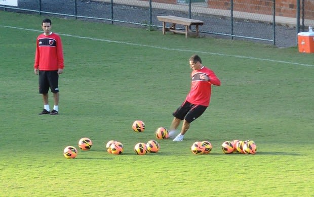 Com a pontaria em dia, Jorginho é destaque de treinamento da tarde