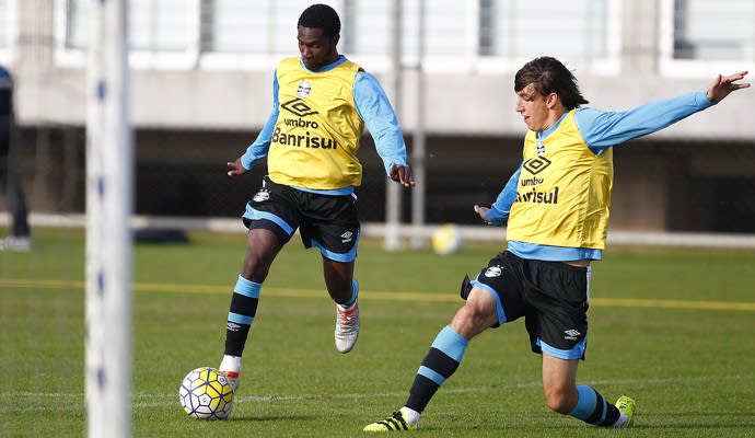 Negueba combina drible com prazer por defender e vira titular do Grêmio