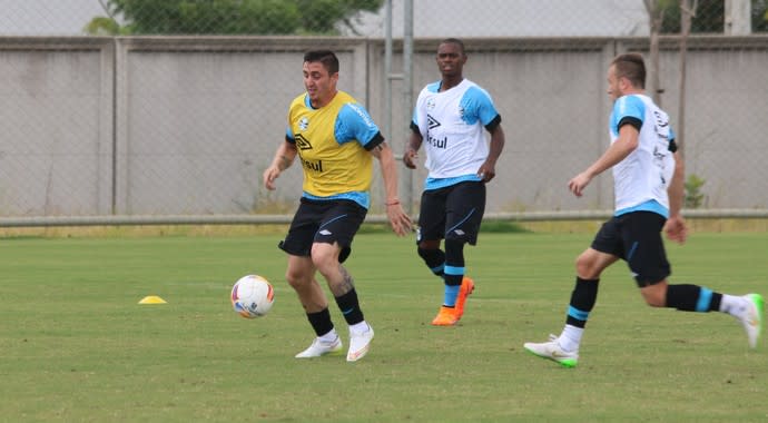 Cebolla treina com bola, faz gol e se credencia para voltar na quinta-feira