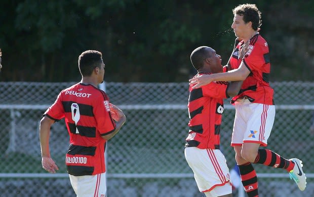 Elano marca, Flamengo vence Friburguense e dorme na liderança