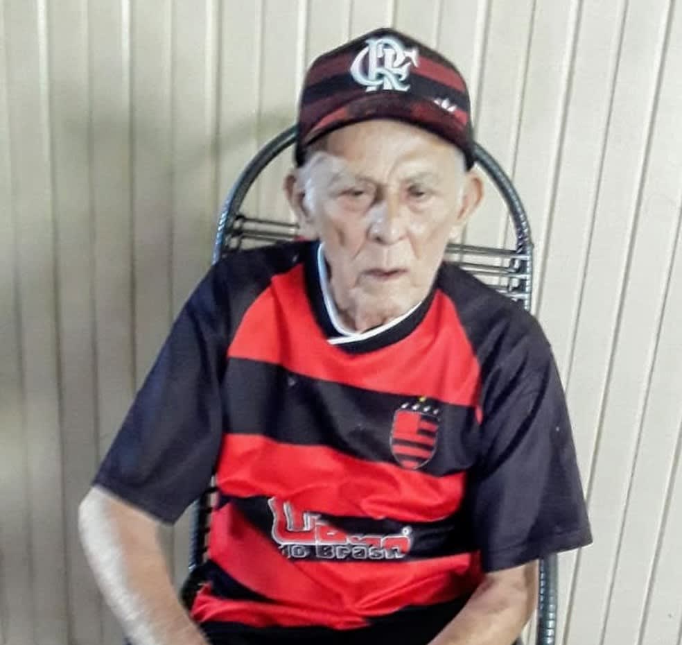 Idoso de 102 anos que venceu a Covid-19 pede hino do Flamengo ao deixar hospital no AP