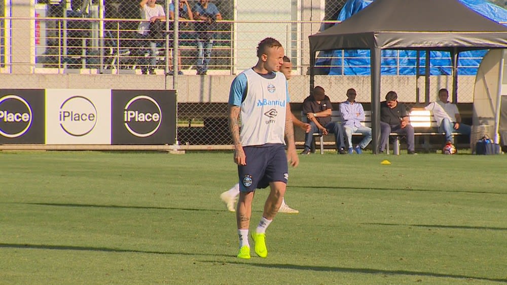 Everton treina com bola e deve reforçar o Grêmio contra o River; Luan sai mais cedo do CT