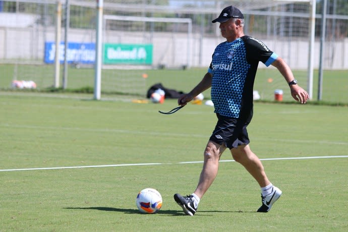 Treino tático tem série de testes, até 3 centroavantes e Felipão em campo