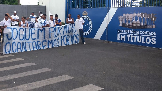 Torcedores do Cruzeiro vão à Toca II e entregam carta de apoio aos atletas