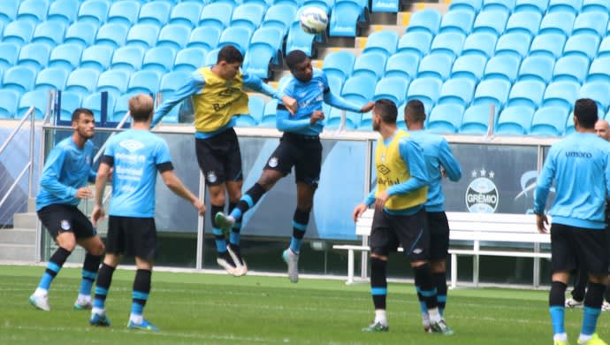 Roger repete time titular em trabalho de bola parada e ajusta finalizações