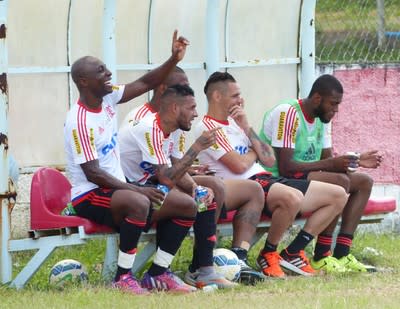 Reservas treinam no CT do Náutico, e Armero, provável titular, faz belo gol