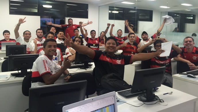 Estudantes fazem prova com camisa do Fla para homenagear professor