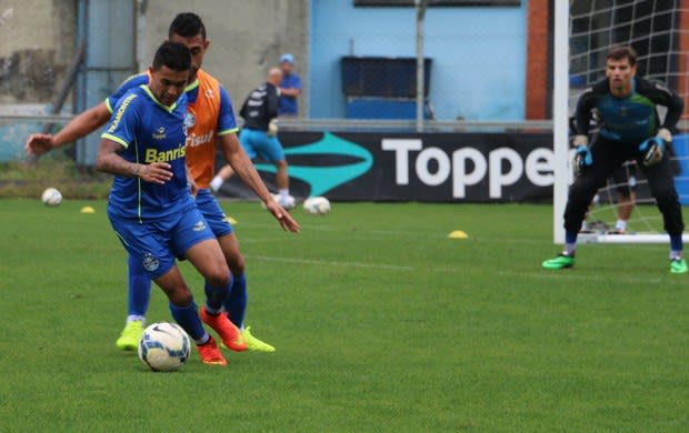 Com ataque em baixa, Grêmio treina finalizações