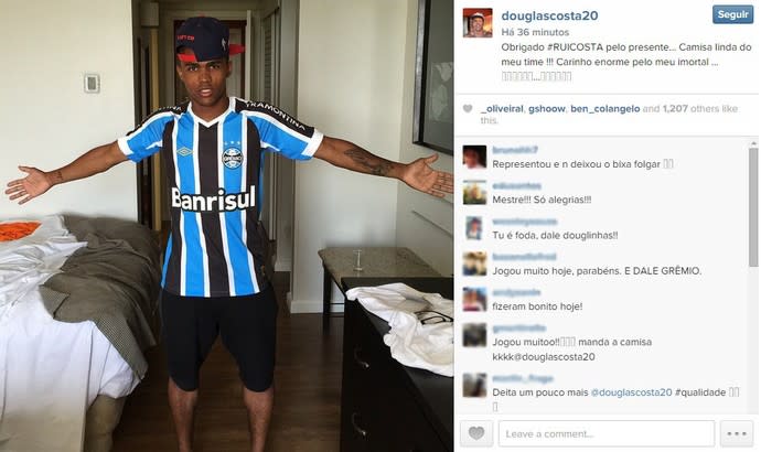 Douglas Costa posta foto com camisa do Grêmio após vitória sobre o Inter