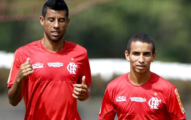 Léo Moura vê Rafinha diferente de outras promessas: ‘Pés no chão’