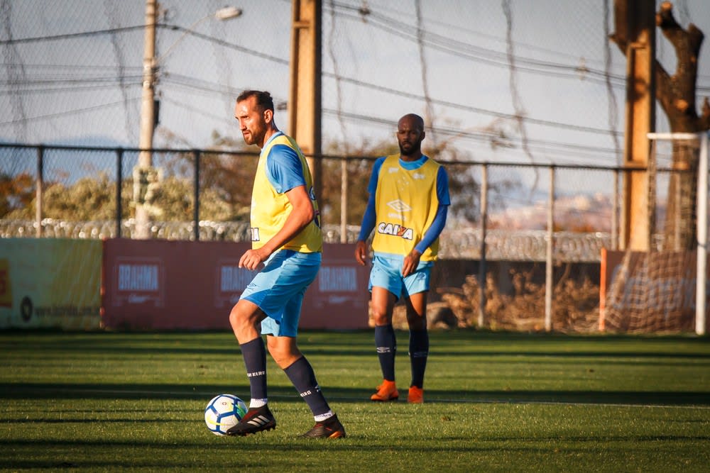 Mano volta a fechar treino do Cruzeiro e mantém dúvida no ataque para jogo com Fla