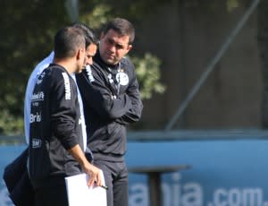 À espera do técnico, interino comanda treino e tem conversa com a direção