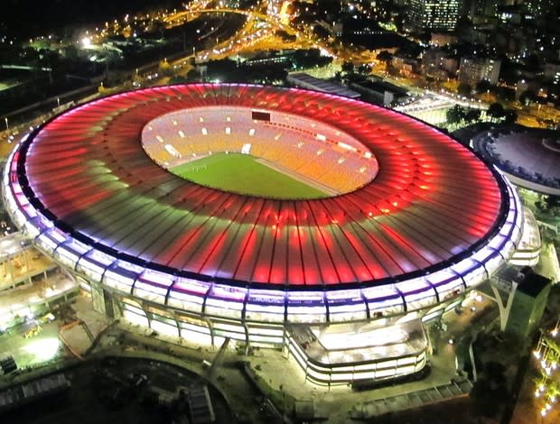 FOTO: Maracanã faz teste de iluminação e fica rubro-negro