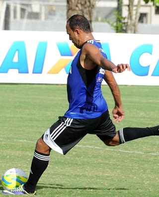 Fla enfrenta o Resende para voltar à liderança e pressionar o Fluminense