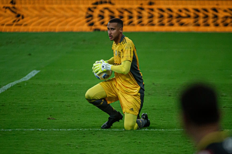 Gabriel Batista comemora melhor ano no Fla e a alta da filha recém-nascida