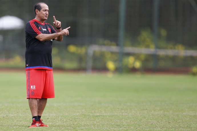 Muricy treina bola parada, e Guerrero ajuda na zaga e afia pontaria no Fla