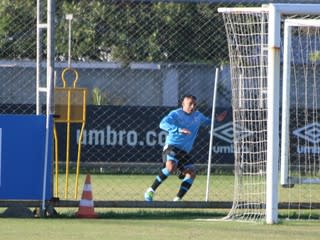 Ainda sem Edílson, Wallace Oliveira volta a trabalhar com bola no Grêmio