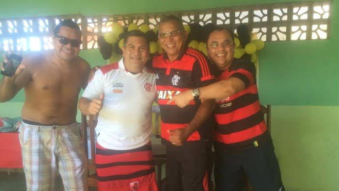 OFF-  No AP, policial botafoguense perde aposta e veste a camisa do Flamengo