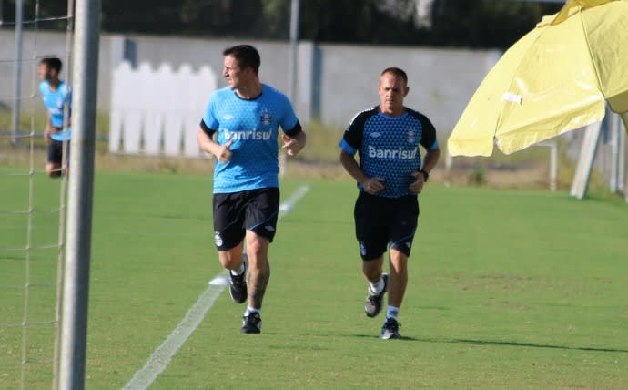 Cristian Rodríguez mostra avanço após lesão e corre no gramado do CT