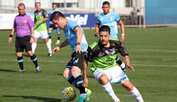 Roger comanda jogo-treino e testa Grêmio com 3 zagueiros mais uma vez