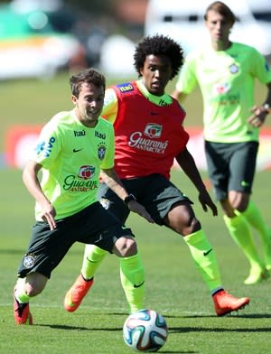 [COPA 2014] Sem papai Oscar, Felipão treina com Willian. Thiago Silva e Paulinho voltam