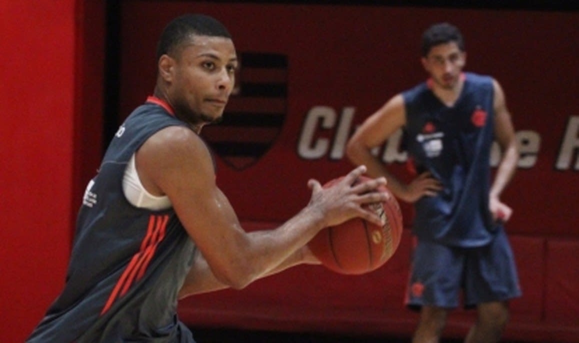 De volta após cirurgia, Humberto é reforço do Flamengo diante do Pinheiros