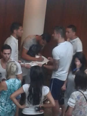 Fã acessa hotel e registra autógrafo de André Santos em camisa de Giroud