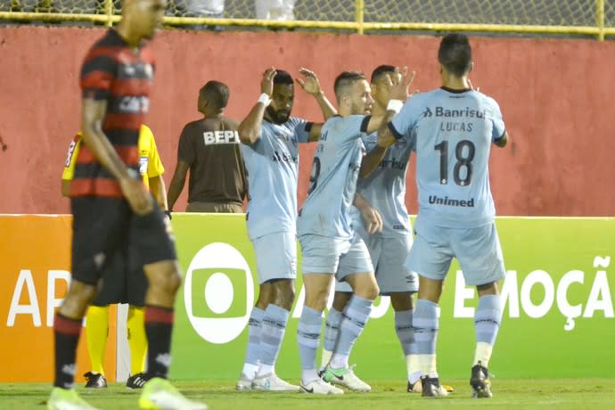 Lédio Carmona elogia Fernandinho e elenco do Grêmio: Time impecável