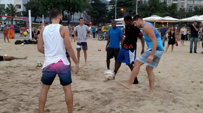 Horas após chegarem ao Rio, atletas do Orlando jogam futebol na praia