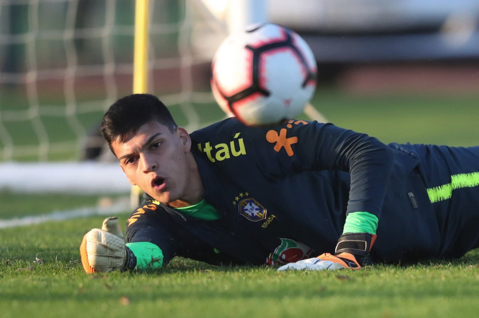 Da convocação inesperada à experiência na seleção: família relata alegria do goleiro Brazão