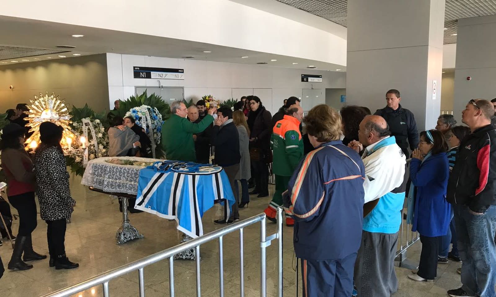 Paulo Sant Ana é velado na Arena do Grêmio em Porto Alegre