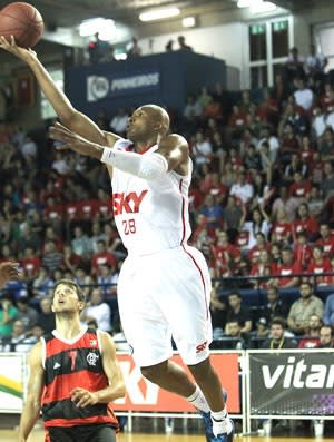 Comentarista elogia o retorno de Leandrinho: O basquete agradece