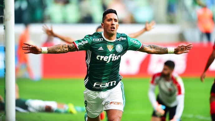 Renato elogia contratação e promete mostrar DVD com gols para Barrios