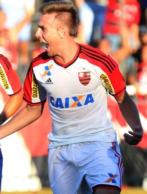 Alheio à polêmica, Bressan celebra gol e vai em busca do seu espaço no Fla