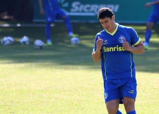 Com prazo apertado, Grêmio tenta liberar Giuliano para jogo contra Goiás