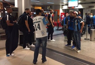 Torcida dribla madrugada para receber Grêmio após empate com o Guaraní