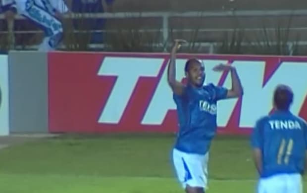 Na Memória: Alecsandro brilha com três gols e Cruzeiro bate Flu em 2007