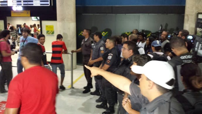 Com policiamento reforçado, torcedores esperam jogadores do Flamengo no aeroporto