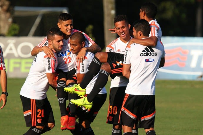 Canteros e João Paulo calibram o pé por primeiro gol de falta do Flamengo