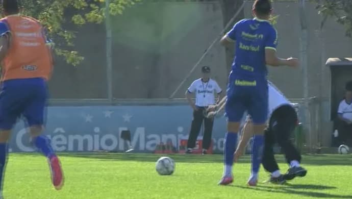 Murtosa leva tombo após choque com Alan Ruiz no treino do Grêmio