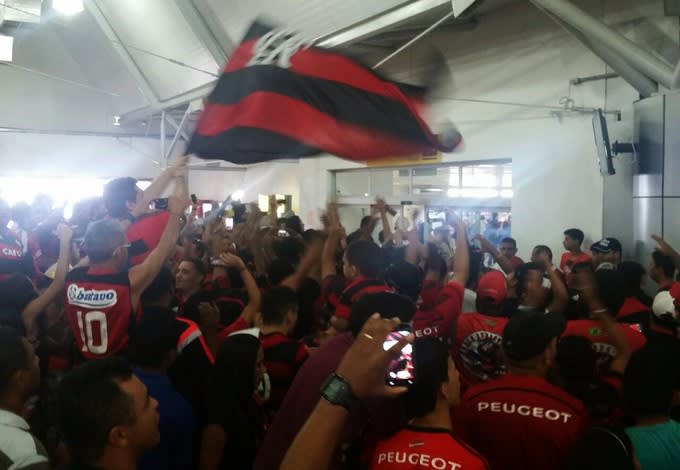 Flamengo desembarca em São Luís e torcida recebe delegação com festa