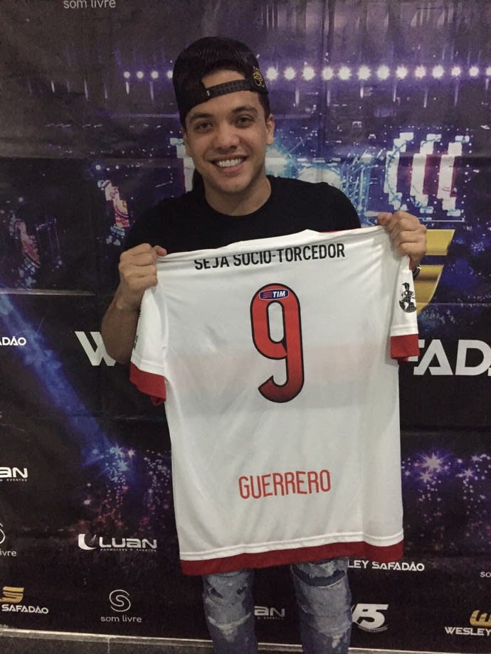 Guerrero presenteia grande amigo Wesley Safadão com camisa do Fla