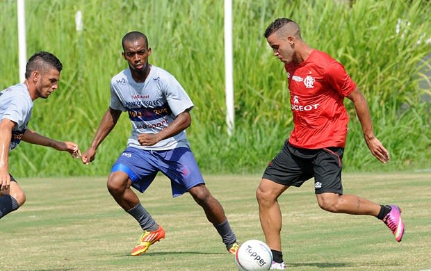 Amaral e Rodolfo surgem como novos titulares no Flamengo