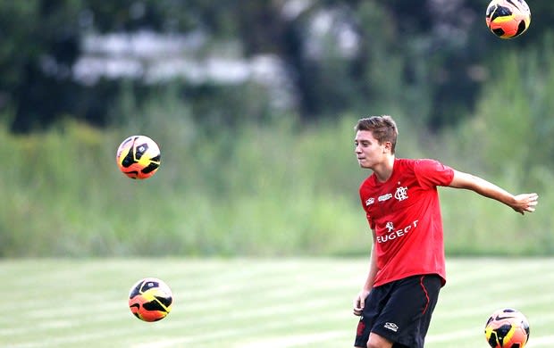 Curtinha: Flamengo treina com a multicolorida bola da Copa do Brasil