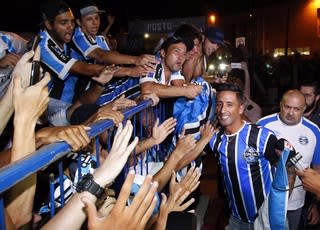 A volta do 9: as opções do Grêmio com a chegada de Lucas Barrios