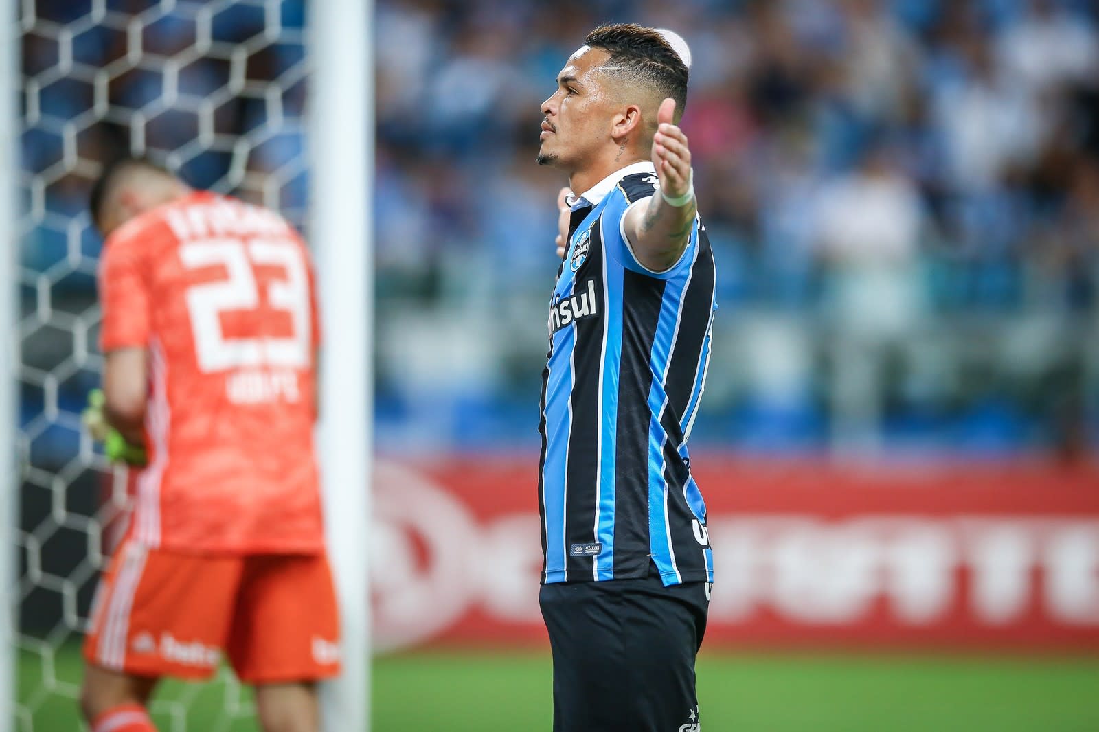 Luciano iguala Everton, faz gol de número 400 da Arena do Grêmio