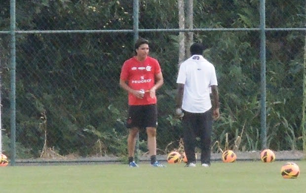 Marcelo Moreno sua a camisa e treina sozinho antes de apresentação oficial
