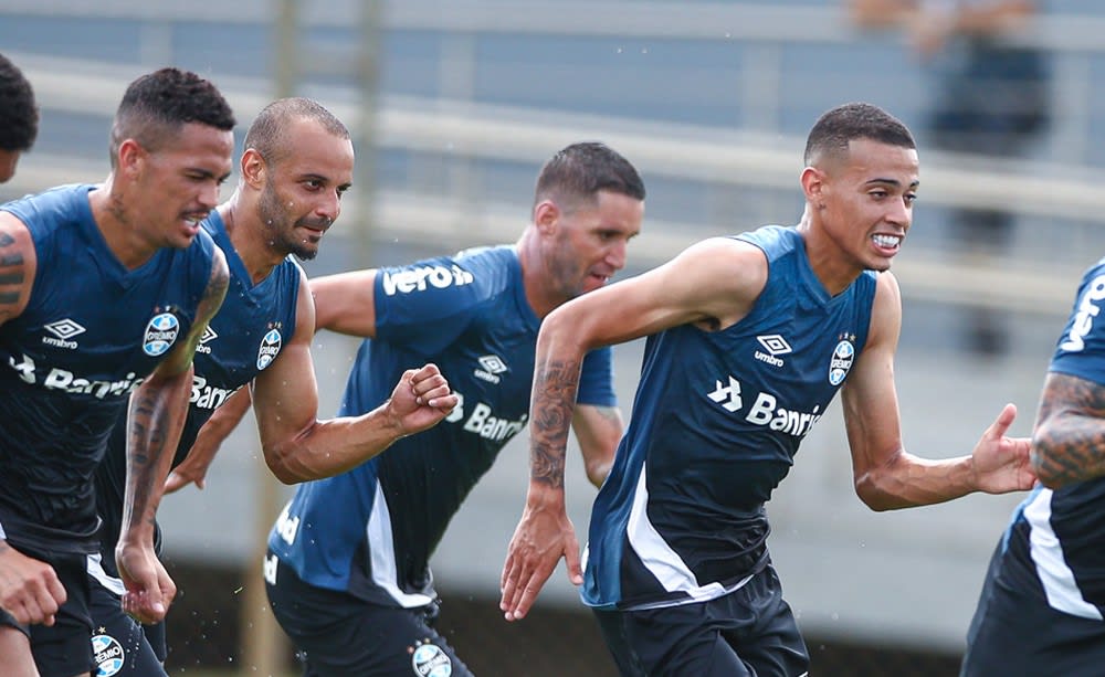 Thaciano, Patrick e Thiago Neves disputam uma vaga no meio-campo do Grêmio